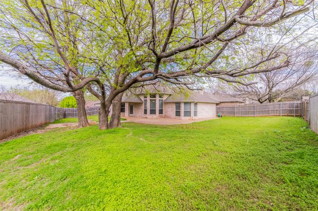 5212 Estrella Lane, Benbrook, TX 76126