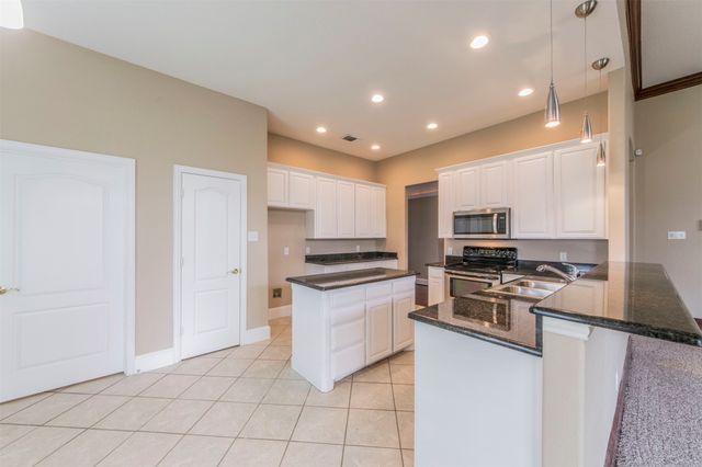 5212 Estrella Lane, Benbrook, TX 76126