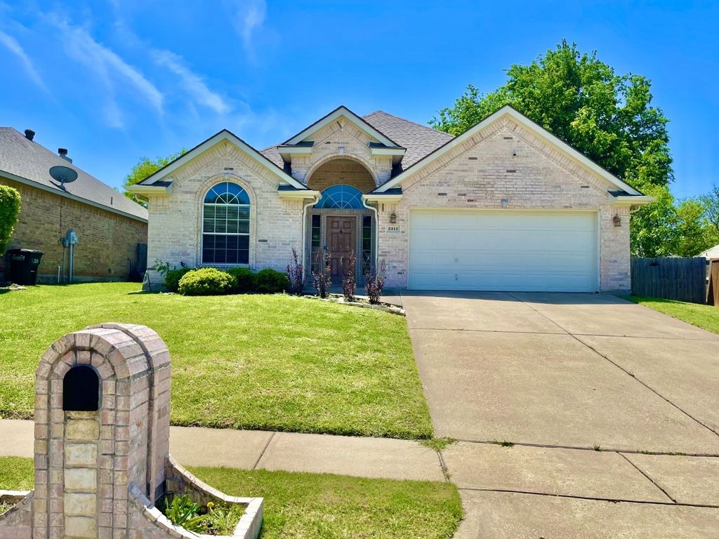 5212 Estrella Lane, Benbrook, TX 76126