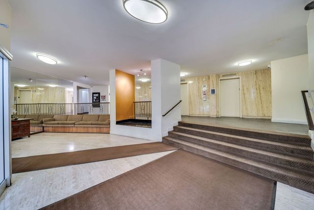 7033 N KEDZIE Avenue 815, Chicago, IL 60645
