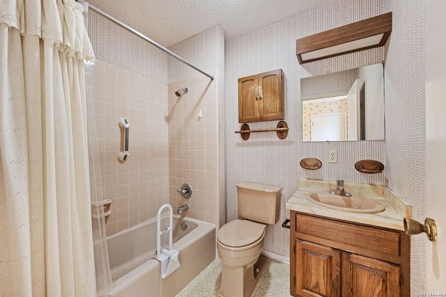 1240 County Road 324, Adkins, TX 78101