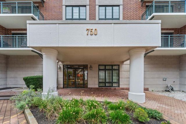 750 Pearson Street 208, Des Plaines, IL 60016