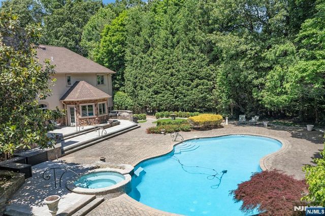 309 Skyridge Road, Franklin Lakes, NJ 07417