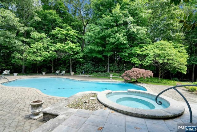309 Skyridge Road, Franklin Lakes, NJ 07417