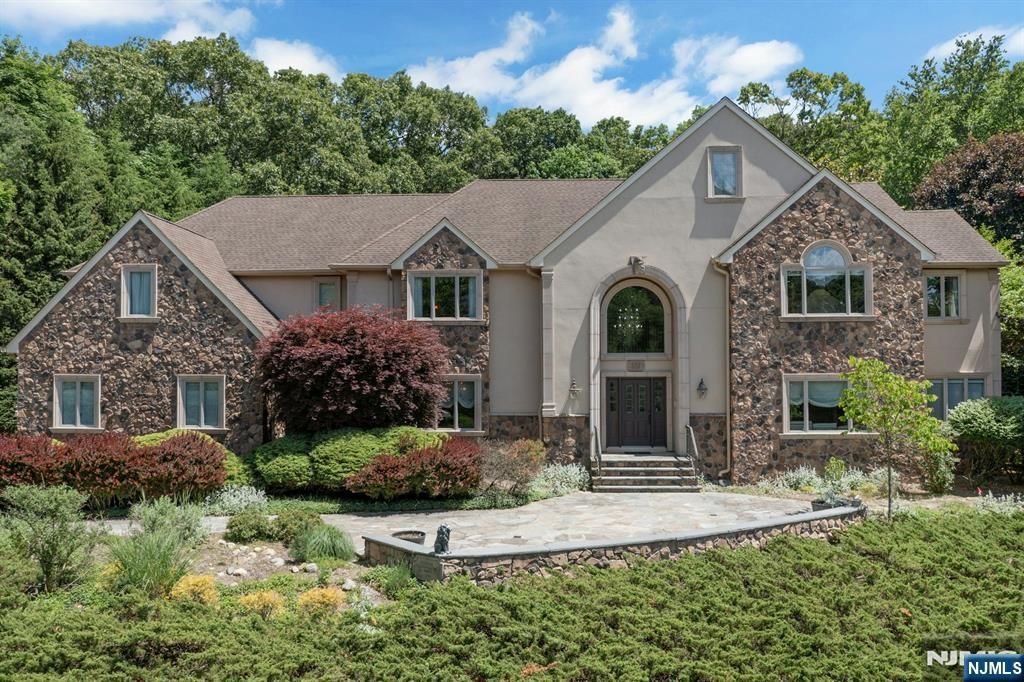 309 Skyridge Road, Franklin Lakes, NJ 07417