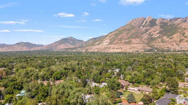 2096 E LINDEN CIR, Holladay, UT 84121