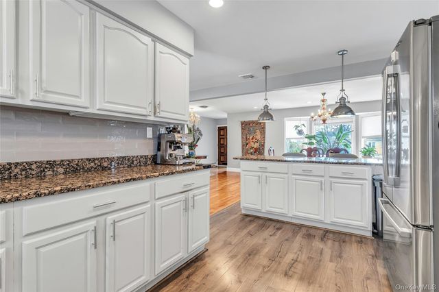 170 Old Courthouse Road, Manhasset Hills, NY 11040