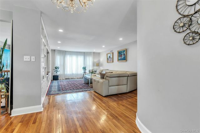 170 Old Courthouse Road, Manhasset Hills, NY 11040