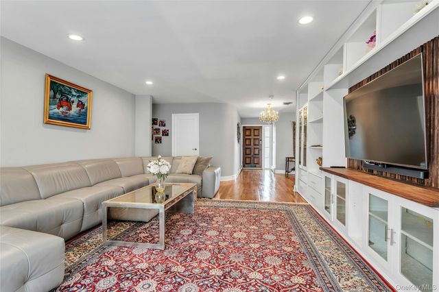 170 Old Courthouse Road, Manhasset Hills, NY 11040