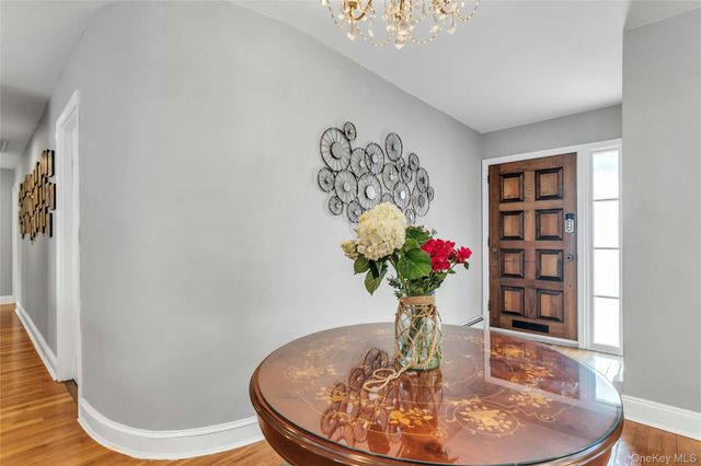 170 Old Courthouse Road, Manhasset Hills, NY 11040