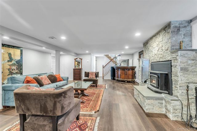 170 Old Courthouse Road, Manhasset Hills, NY 11040