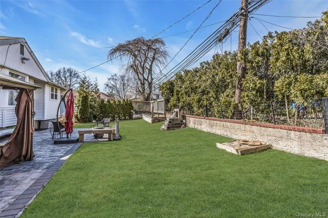 170 Old Courthouse Road, Manhasset Hills, NY 11040