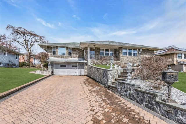 170 Old Courthouse Road, Manhasset Hills, NY 11040