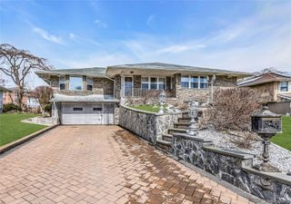 170 Old Courthouse Road, Manhasset Hills, NY 11040