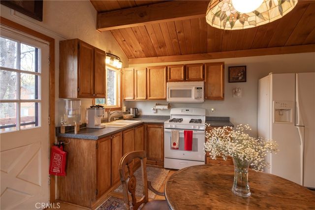 875 Santa Barbara, Sugarloaf, CA 92386