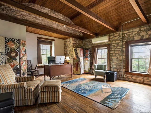 426 RANCH ROAD 962 E, Round Mountain, TX 78663