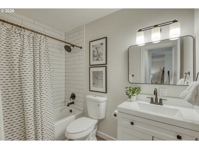 3114 Sw CARSON St, Portland, OR 97219