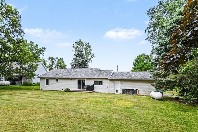11332 Crestview Drive E, Cement City, MI 49233