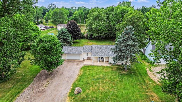 11332 Crestview Drive E, Cement City, MI 49233