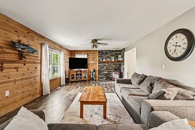 11332 Crestview Drive E, Cement City, MI 49233