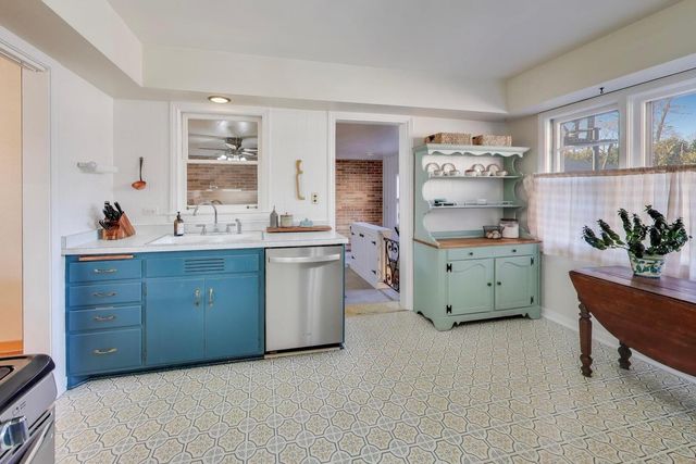 1048 E WALNUT Avenue, Des Plaines, IL 60016