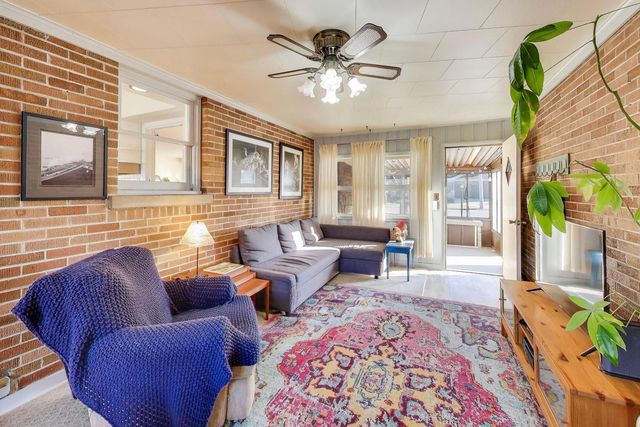 1048 E WALNUT Avenue, Des Plaines, IL 60016