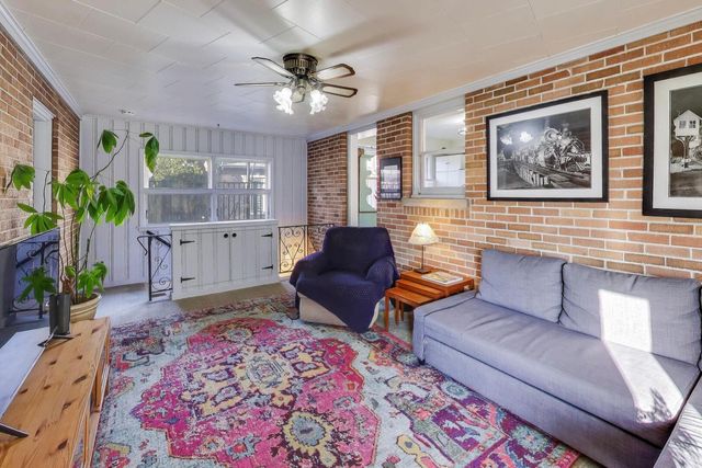 1048 E WALNUT Avenue, Des Plaines, IL 60016