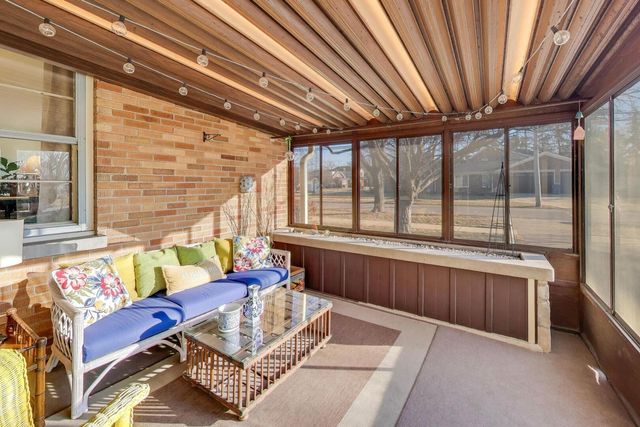 1048 E WALNUT Avenue, Des Plaines, IL 60016