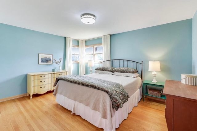 1048 E WALNUT Avenue, Des Plaines, IL 60016