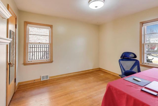 1048 E WALNUT Avenue, Des Plaines, IL 60016