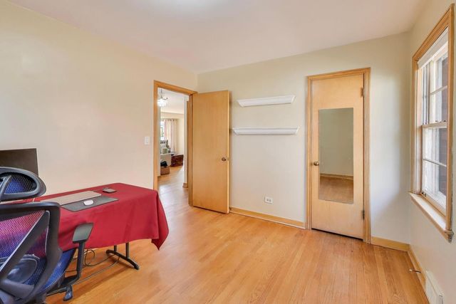 1048 E WALNUT Avenue, Des Plaines, IL 60016