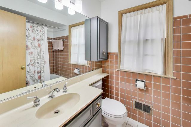 1048 E WALNUT Avenue, Des Plaines, IL 60016