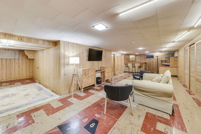 1048 E WALNUT Avenue, Des Plaines, IL 60016