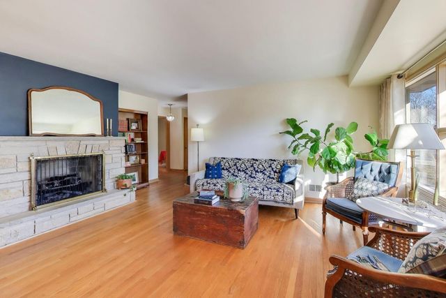 1048 E WALNUT Avenue, Des Plaines, IL 60016