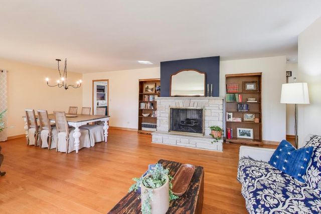 1048 E WALNUT Avenue, Des Plaines, IL 60016