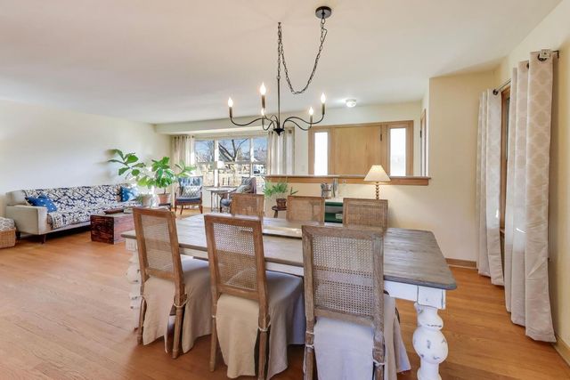 1048 E WALNUT Avenue, Des Plaines, IL 60016