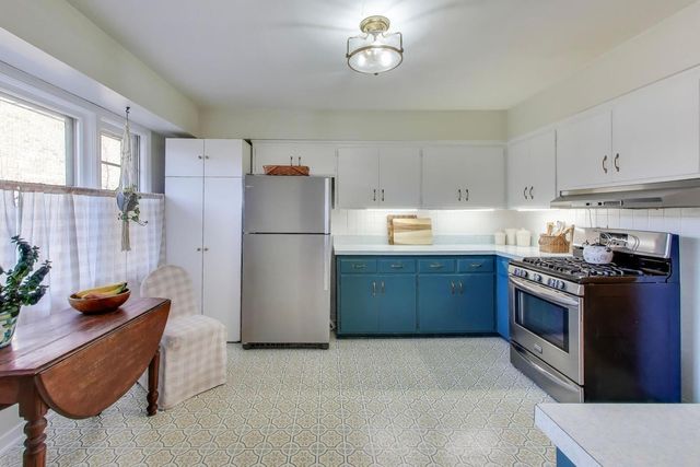 1048 E WALNUT Avenue, Des Plaines, IL 60016