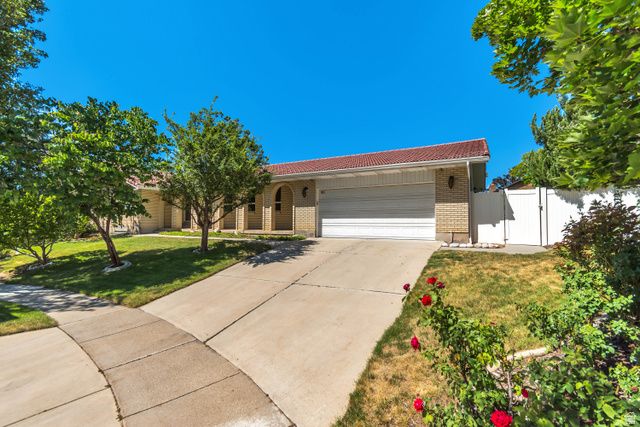 1602 NICKLAUS CIR, Sandy, UT 84092