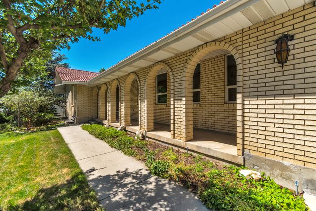 1602 NICKLAUS CIR, Sandy, UT 84092