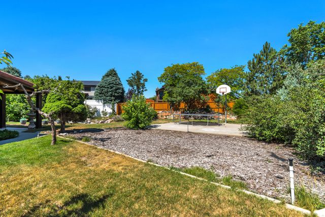 1602 NICKLAUS CIR, Sandy, UT 84092