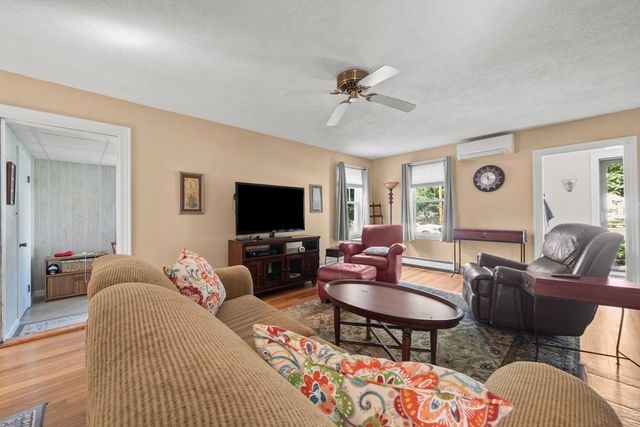 17 Perry Ave, Lynnfield, MA 01940