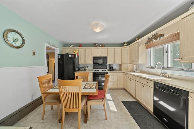 17 Perry Ave, Lynnfield, MA 01940