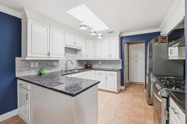 4978 Village Oaks Dr, Rocklin, CA 95677