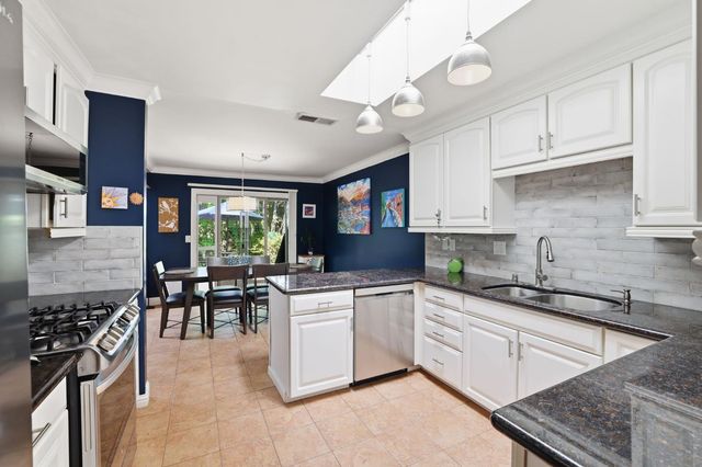4978 Village Oaks Dr, Rocklin, CA 95677