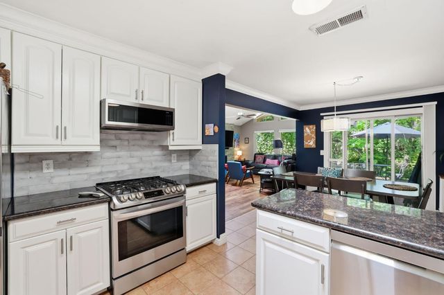 4978 Village Oaks Dr, Rocklin, CA 95677