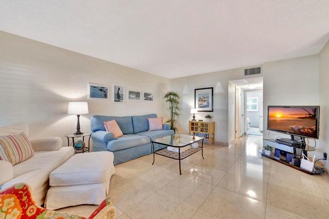 806 SE 7th Street 104, Deerfield Beach, FL 33441