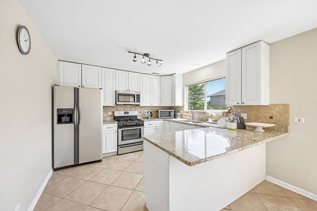 673 E FOUNTAINVIEW Drive 673, Mundelein, IL 60060
