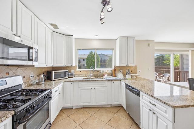 673 E FOUNTAINVIEW Drive 673, Mundelein, IL 60060