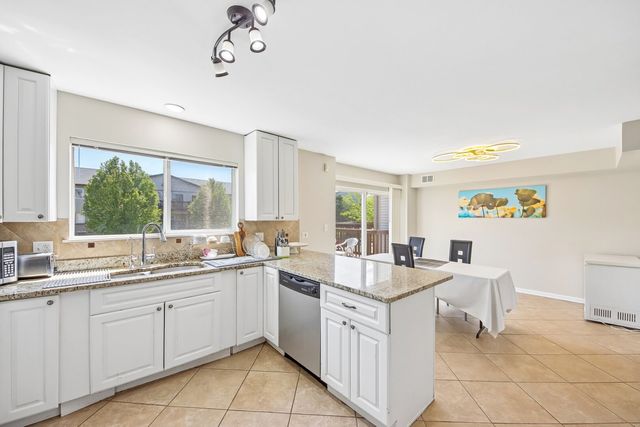 673 E FOUNTAINVIEW Drive 673, Mundelein, IL 60060