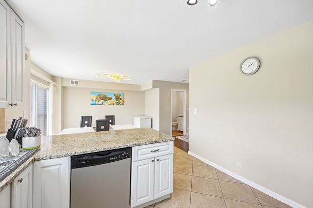 673 E FOUNTAINVIEW Drive 673, Mundelein, IL 60060